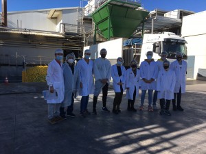 estudiantes realizando prácticas en la planta de procesado de alimentos 2