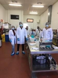 estudiantes realizando prácticas en la planta de procesado de alimentos 3