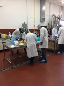 estudiantes realizando prácticas en la planta de procesado de alimentos 4