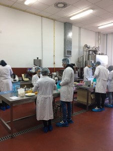 estudiantes realizando prácticas en la planta de procesado de alimentos 5